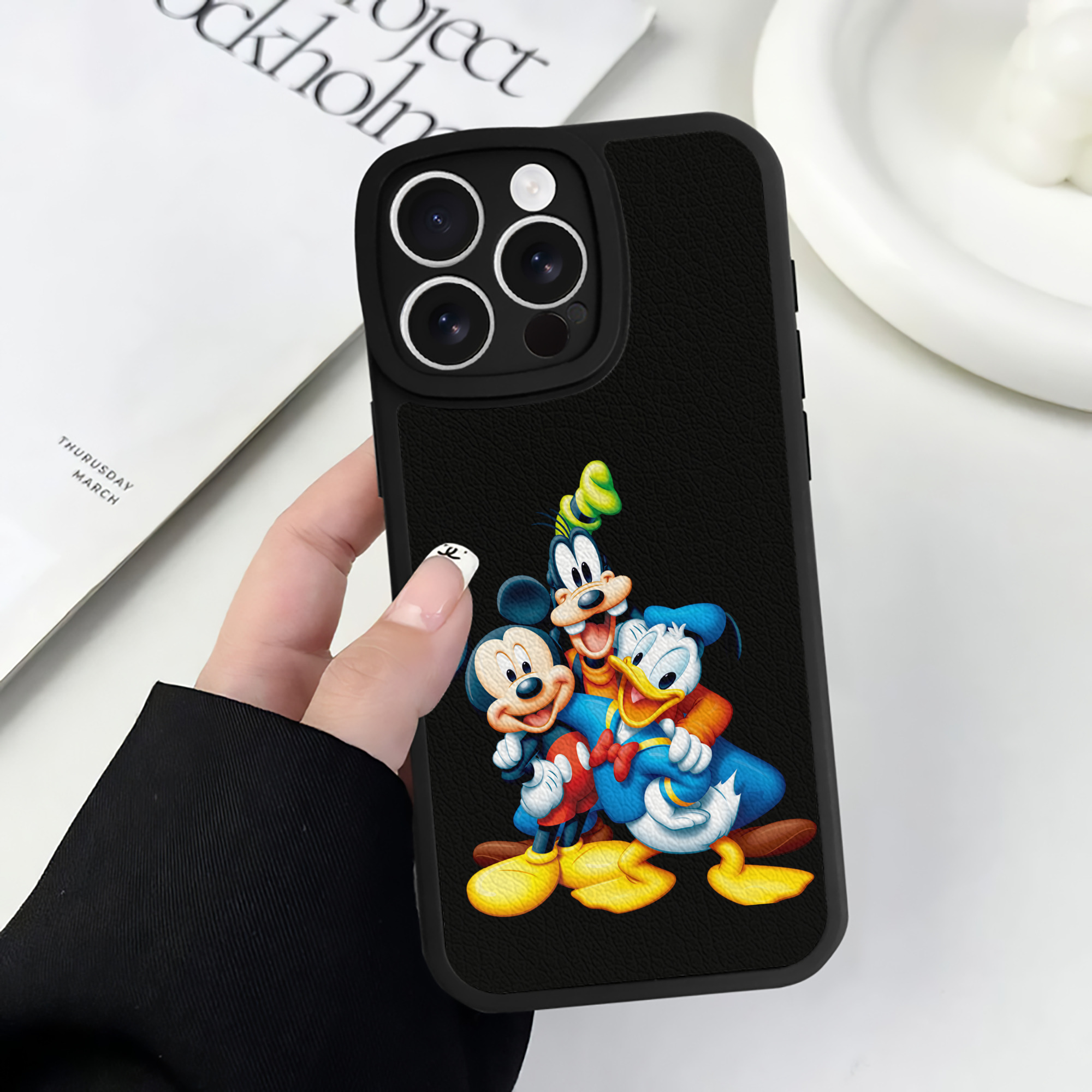 （画像用） ミッキーマウス Mickey Mouse 【iPhone 16シリーズ対応】シリコンスマホケース（レザー調） 材質：シリコン